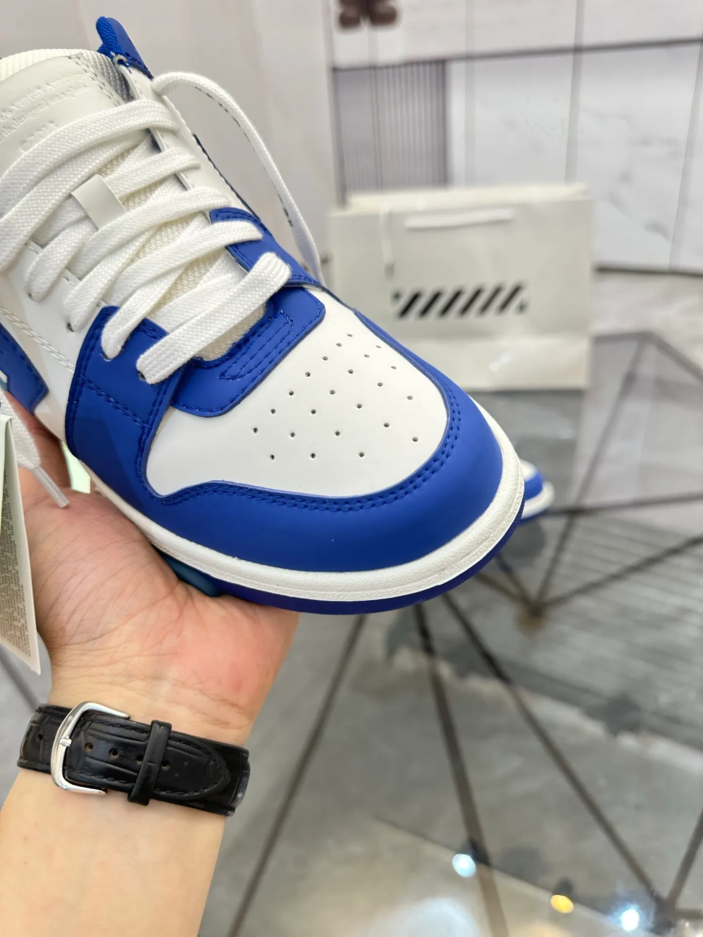 Selling men's shoes 💰: 💰P560¥ High-end top quality (leather buckle plus 10) Product trademark: OFF WHITE * "OFF WHITE*" low-top casual shoes Regular size: 35-45 (can be customized to 46) Couple style Product material: imported first-layer cowhide leather upper, breathable lining, original outsole. No.: H203